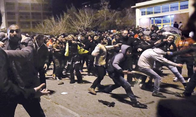 “Μακελειό” στη Θήβα: Μετανάστες προσπάθησαν να κάψουν γυναίκα ζωντανή – Κόλαση σε hot spot με σοβαρούς τραυματισμούς και καταστροφές